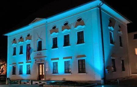 Stavba Občine Radovljica v modri barvi